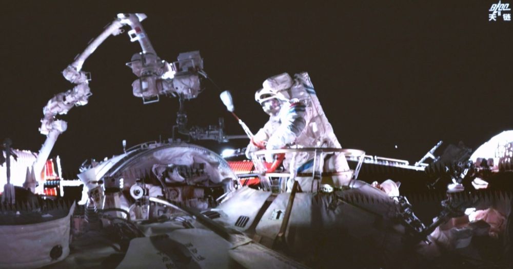 ↑这是5月22日在北京航天飞行控制中心屏幕上拍摄的神舟二十号航天员陈冬出舱的画面（视频截图）。新华社记者厉彦辰 摄
