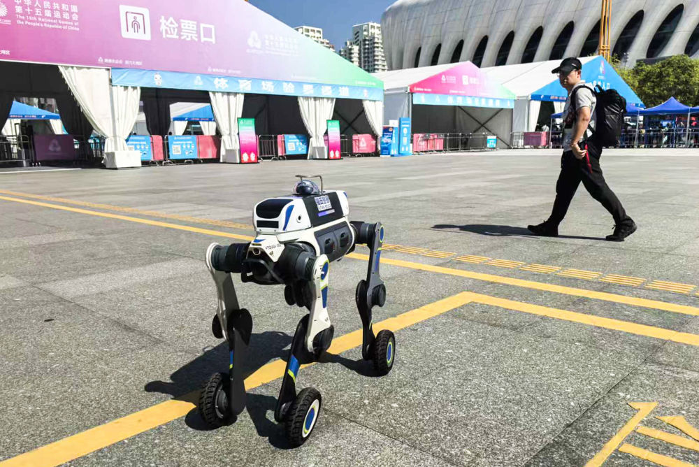 11月15日，深圳警方在场馆附近使用“电子狼”警用巡逻机器人。
