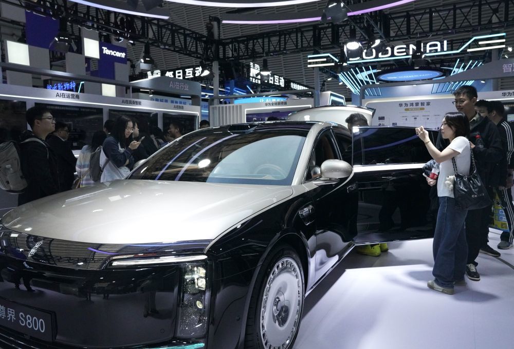 ↑ 11月6日,观众在2025年世界互联网大会“互联网之光”博览会现场参观拍照。新华社记者 刘琼 摄