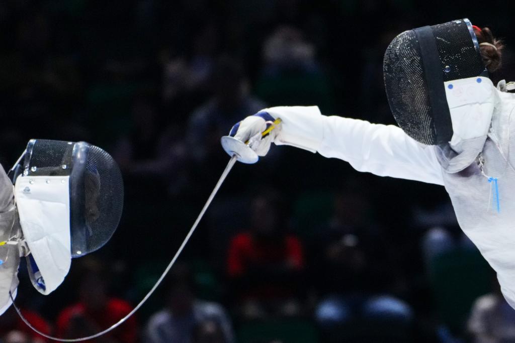 11月20日，江苏队选手霍兴欣（左）和广东队选手吴培林在女子花剑团体铜牌赛中。