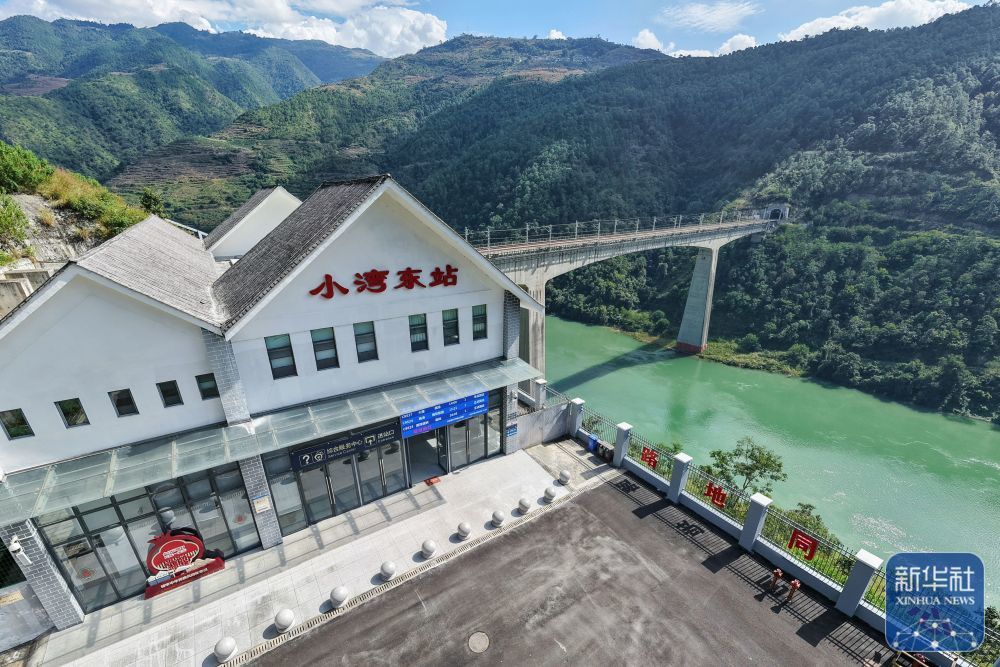 ↑ 这是位于澜沧江江畔的小湾东站（10月30日摄，无人机照片）。