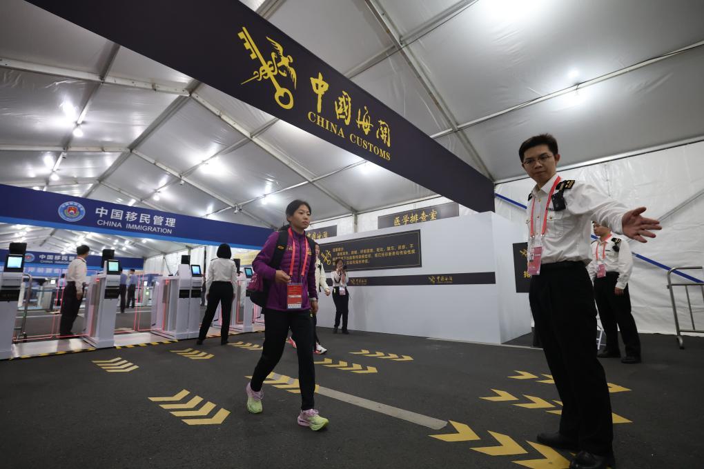 11月15日，马拉松比赛前，参赛选手在深圳湾口岸前置查验区完成海关查验手续。