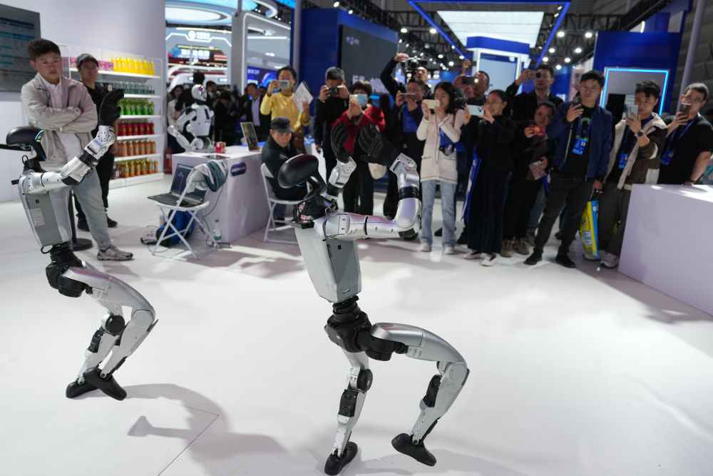 ↑ 11月6日,观众在2025年世界互联网大会“互联网之光”博览会现场观摩人形机器人跳舞。新华社记者 黄宗治 摄