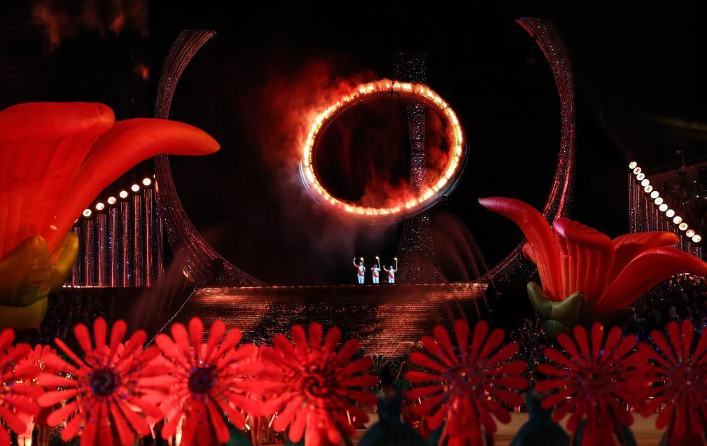 11月9日，在第十五届全国运动会开幕式上，主火炬被点燃。