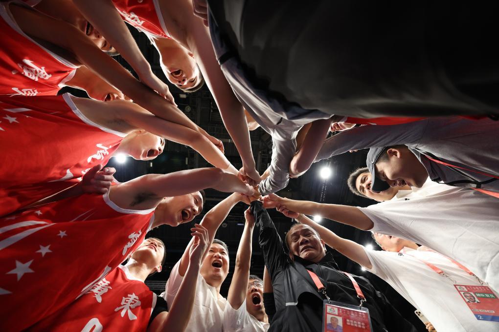 11月18日，广东队成员在篮球项目男子18岁以下组金牌赛后庆祝夺冠。