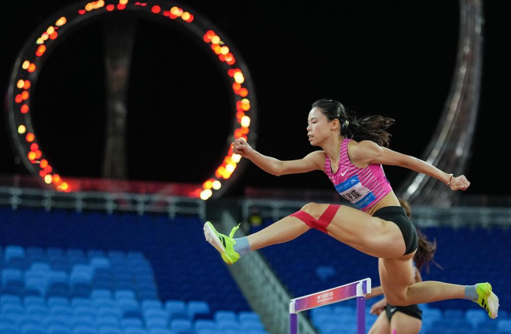 11月17日，广东队选手莫家蝶在田径女子400米栏决赛中。