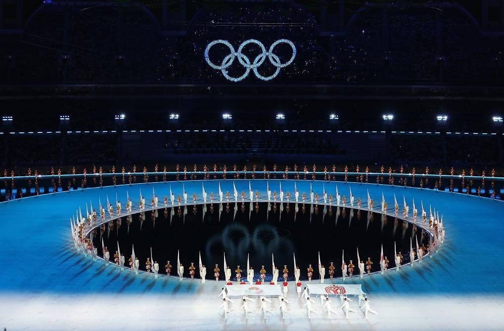 11月9日，旗手护送中华人民共和国运动会会旗和第十五届全国运动会会旗入场。