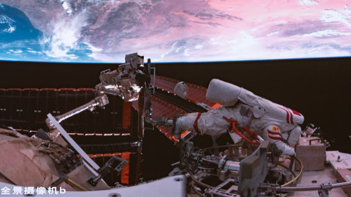 ↑这是9月25日晚在北京航天飞行控制中心屏幕上拍摄的神舟二十号乘组航天员王杰在空间站组合体舱外作业的画面。新华社记者李明刚 摄