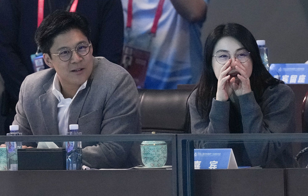 11月13日，郭晶晶（右）和霍启刚在场边观赛。新华社记者 薛宇舸 摄