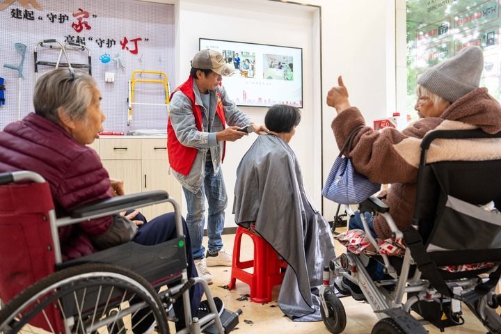 在长沙市望城区高塘岭街道湘陵社区，志愿者为老年人和残疾人士免费理发（2025年11月6日摄）。新华社记者 陈思汗 摄