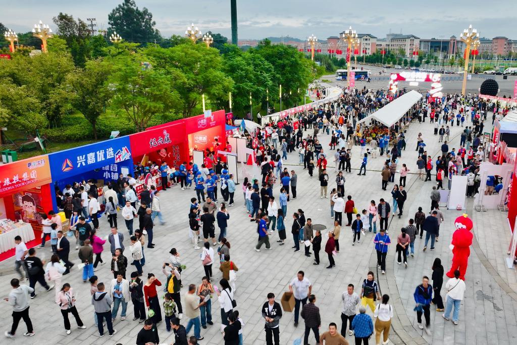 “川超”乐山“味道非常队”主场馆外，“嘉州美市”人头攒动。（受访者供图）