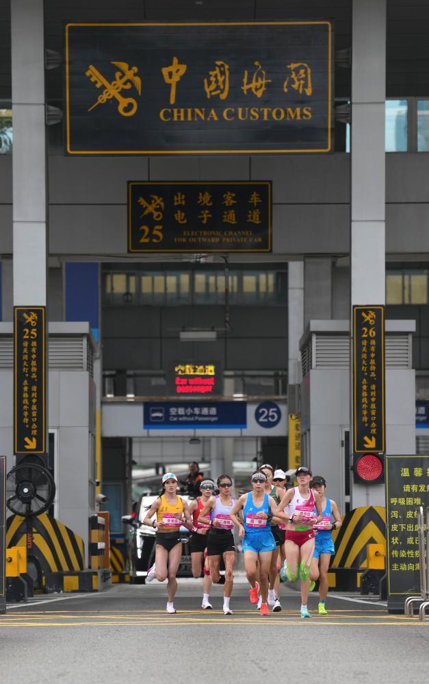 11月15日，参赛选手在田径项目女子马拉松比赛中经过深圳湾口岸。