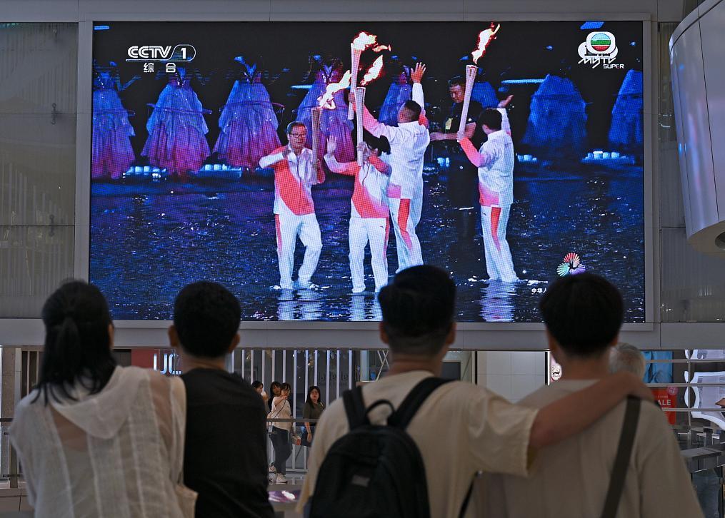11月9日，香港市民在一家商场内观看第十五届全国运动会开幕式直播。