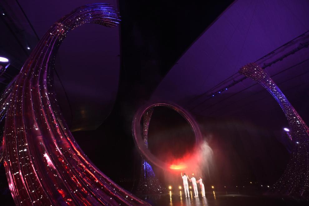 11月9日，火炬手苏炳添（中）、张家朗（左）、李祎点燃主火炬。