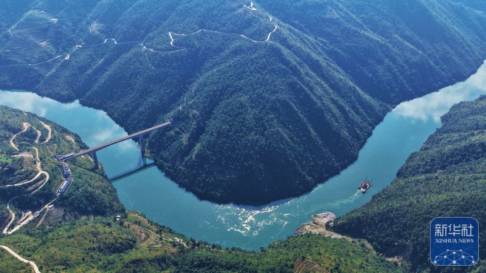 ↑ 10月31日，小湾东站下方的澜沧江波光粼粼（无人机照片）。