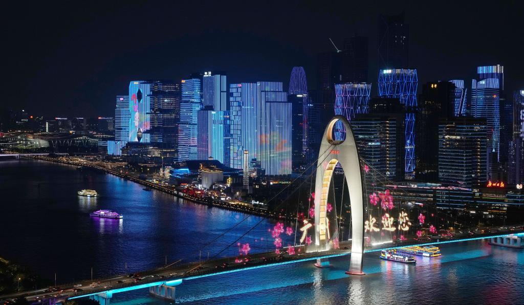 11月9日，广州珠江沿岸的建筑点亮第十五届全国运动会主题灯光。