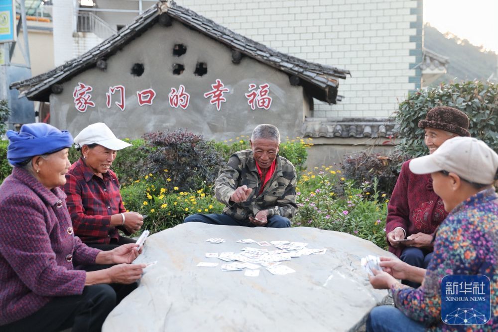 ↑ 10月30日，小湾东镇居民在新建的口袋公园内休闲。