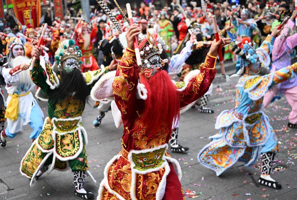 1月23日，在广东汕头市潮阳区，塔馆英歌队队员在街头表演。