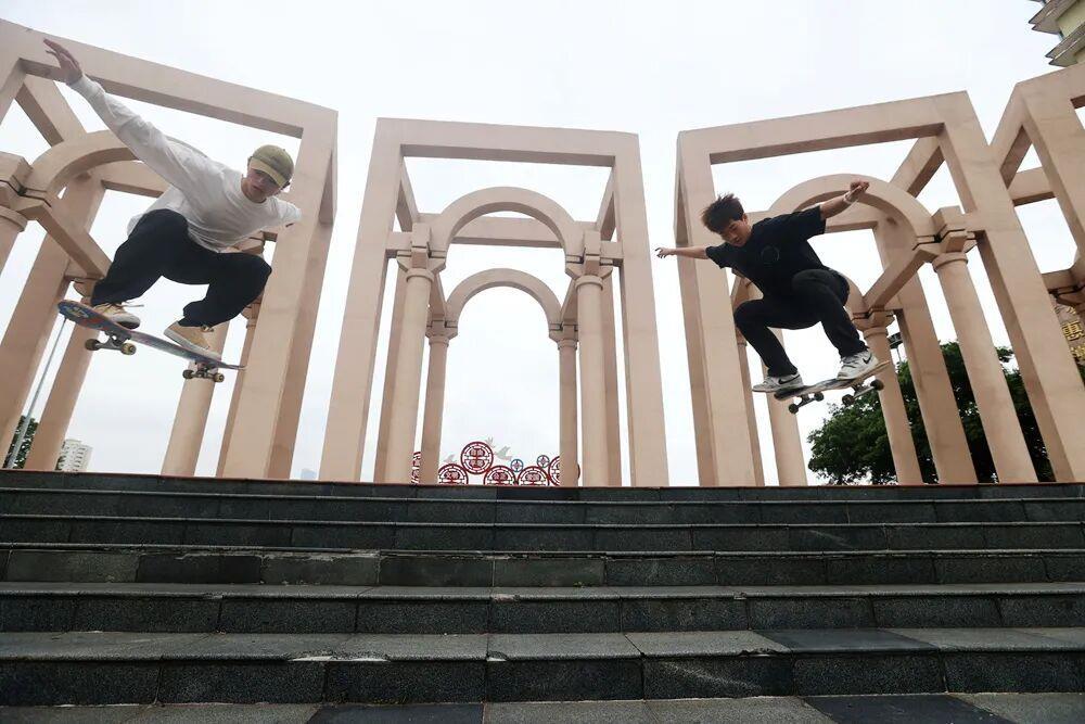 △惠州滨江公园滑板爱好者飞跃阶梯