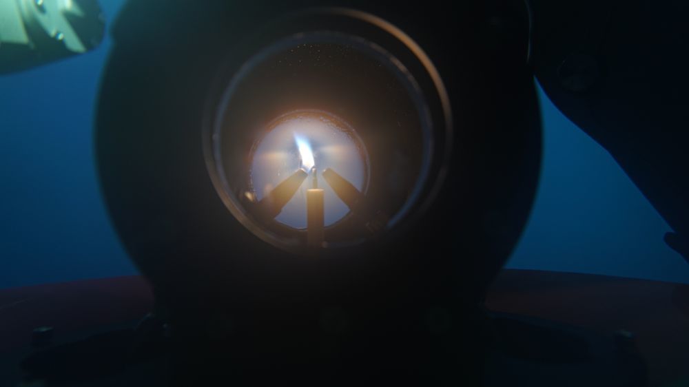 ↑9月18日,采火装置在海底成功引燃“源火”。新华社发(广州海洋地质调查局供图)