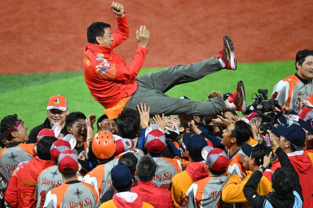 11月20日，江苏队成员在棒球1-2名决赛后庆祝夺冠。