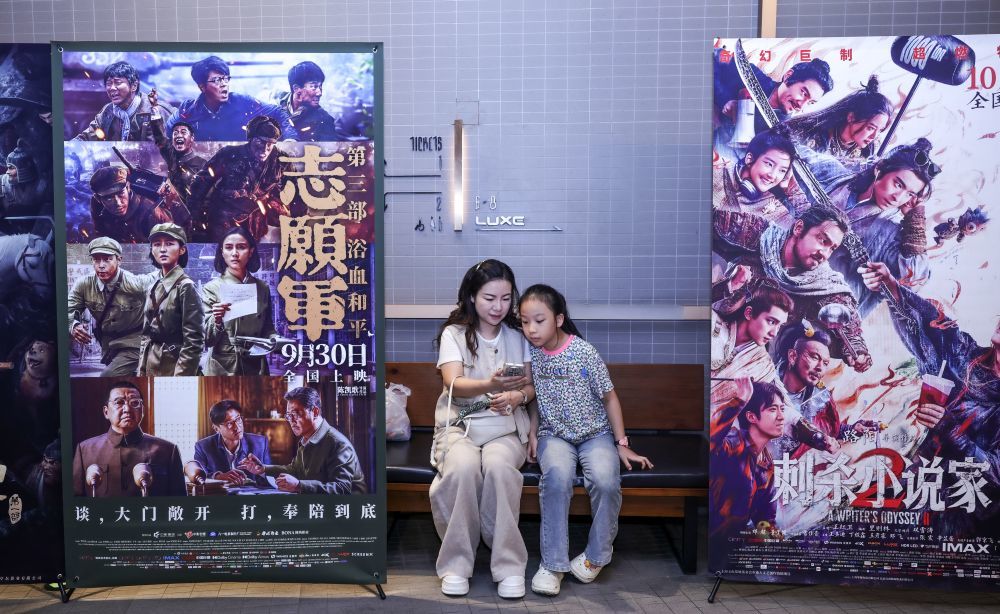 观众在湖北武汉一家影城等待进场看电影。新华社发（赵军摄）