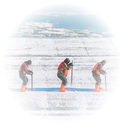 工人在松花江哈尔滨段采冰,运往冰雪大世界园区等地用于景观建设。新华社记者 张 涛摄