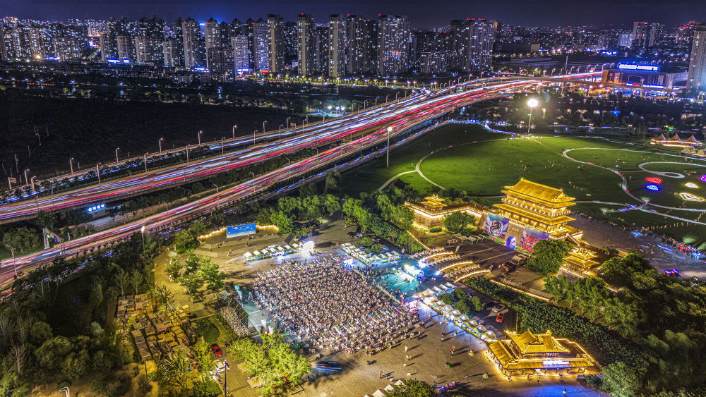 7月20日，球迷在淮安市漕运门广场观看“苏超”淮安队对阵无锡队的比赛（无人机照片）。新华社发（徐昌政 摄）