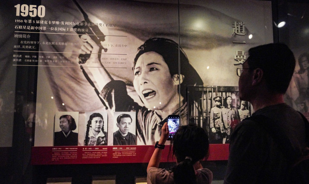 游客在长影旧址博物馆参观。新华社记者 颜麟蕴 摄