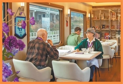 老年游客乘坐“星光·澜湄号”银发旅游主题专列出游。杨紫轩摄(影像中国)