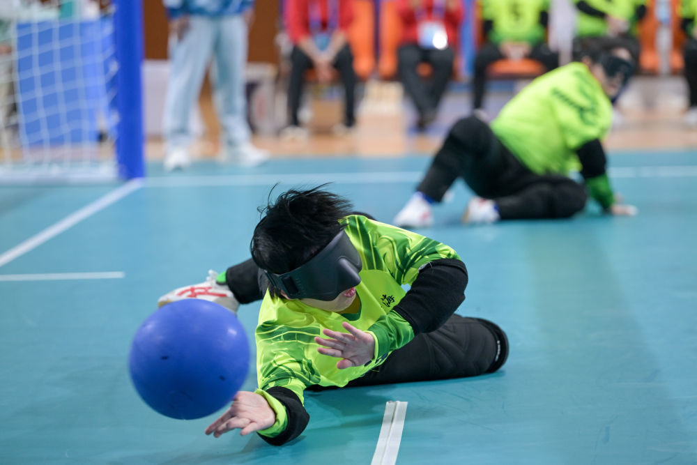 12月8日,在广州举行的全国第十二届残疾人运动会暨第九届特殊奥林匹克运动会盲人门球项目女子组小组赛中,浙江队13:3战胜上海队。新华社记者 胡智轩 摄