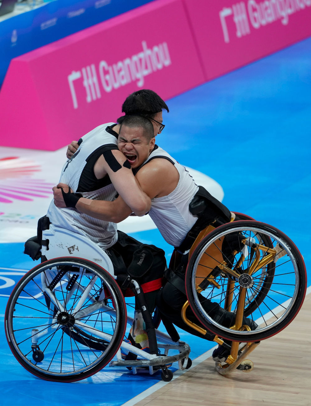12月8日,在广州举行的全国第十二届残疾人运动会暨第九届特殊奥林匹克运动会轮椅篮球项目男子三人篮球决赛中,辽宁队13:9战胜北京队。新华社记者 吴鲁 摄