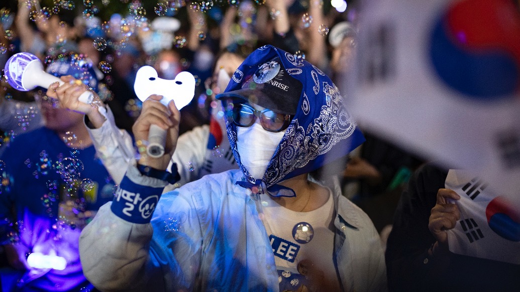 当地时间2025年6月4日，韩国首尔，共同民主党总统候选人李在明的支持者在汝矣岛庆祝他当选韩国总统。数百人聚集在一起，相互祝贺，并反思共同经历过的戒严和政治动荡。视觉中国 图