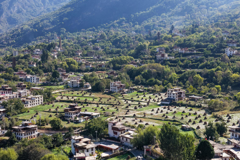 这是2025年10月17日拍摄的四川省甘孜藏族自治州丹巴县墨尔多山镇基卡依村。新华社发（阿罗 摄）