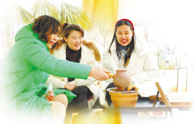 河南栾川县,游客在畔山民宿围炉煮茶。本报记者 朱佩娴摄