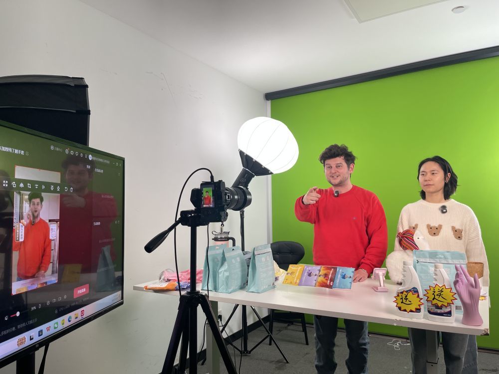 虹桥品汇直播基地的直播间内，不少“洋主播”正在镜头前带货。新华社发