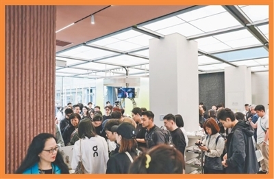 四川成都市,昂跑中国首家旗舰店开业活动现场。受访者供图