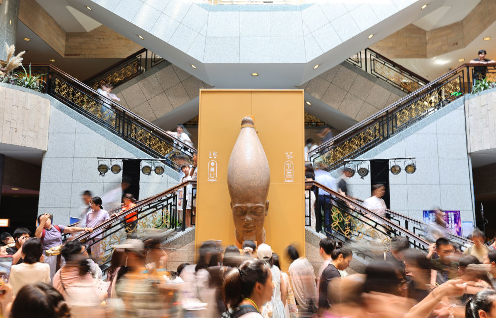 8月17日，观众走在上海博物馆人民广场馆中央大厅内。新华社记者 方喆 摄