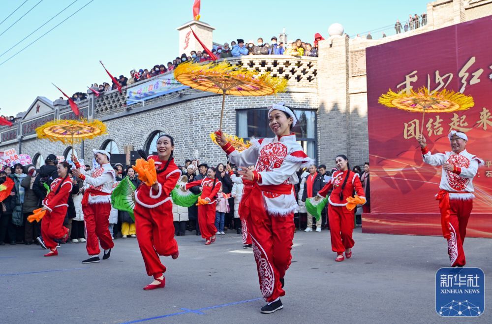 ↑ 1月2日，在河北省石家庄市平山县岗南镇西岗南村，当地群众扭秧歌过新年。新华社发（张晓峰摄）