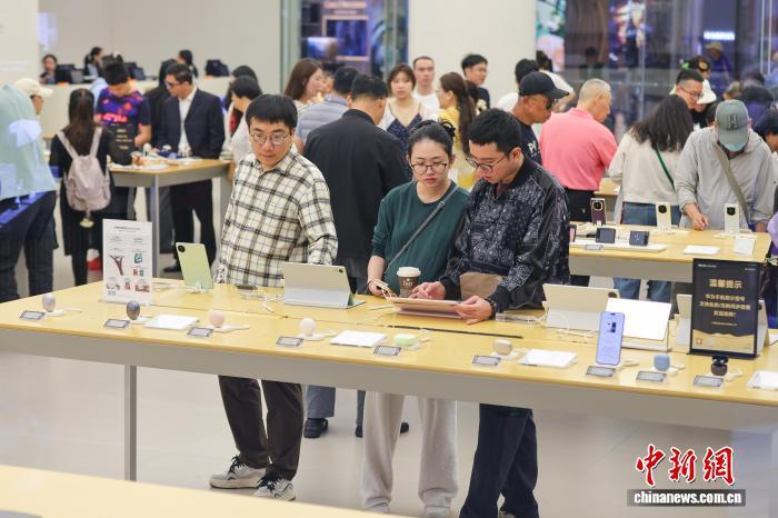 图为顾客在cdf海口国际免税城选购电子产品。　中新网记者 骆云飞 摄