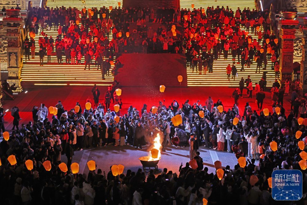 ↑ 1月1日，在山东省临沂市郯城县郯国古城景区，游客参加篝火晚会。新华社发（张春雷摄）