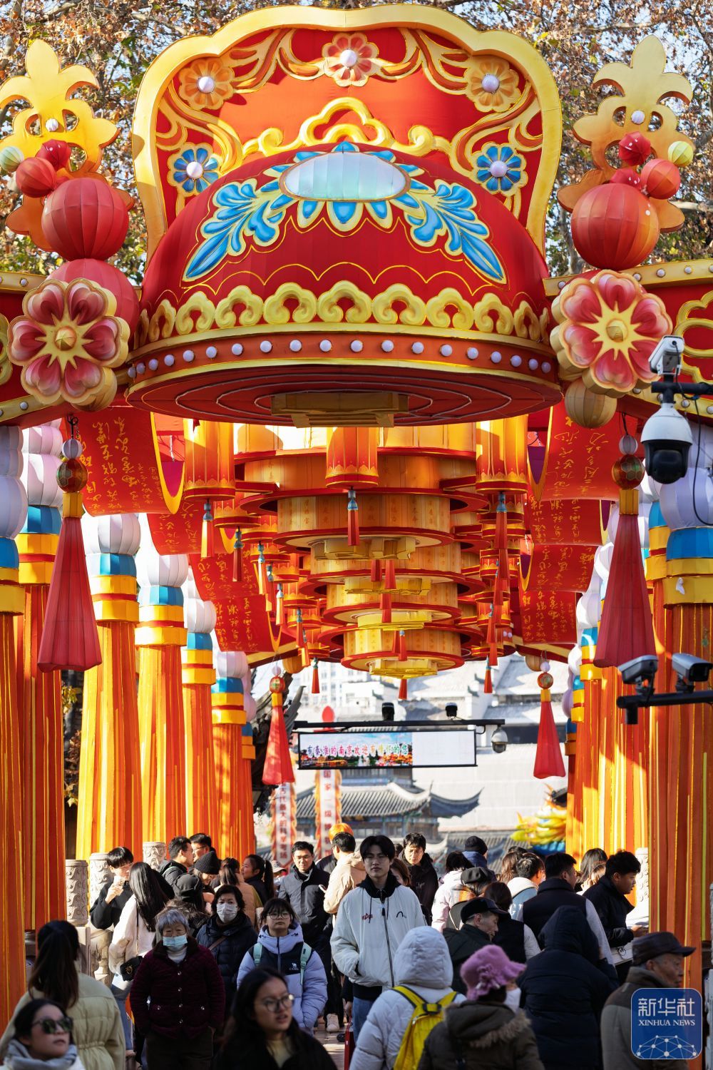 ↑ 1月2日，人们在南京夫子庙景区文源桥上赏景游玩。新华社发（孙忠南摄）