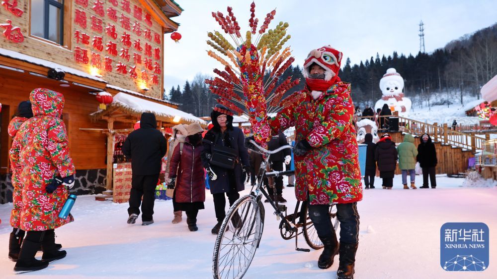 ↑ 1月1日，商贩在位于黑龙江省牡丹江市的“中国雪乡”景区售卖冰糖葫芦。新华社发（孙庭义 摄）