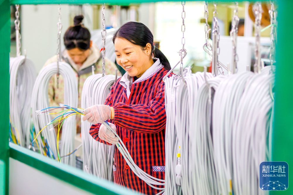 ↑ 1月2日，工人在江西省吉安市峡江县一家企业的生产车间内加工电线电缆。新华社发（陈福平摄）