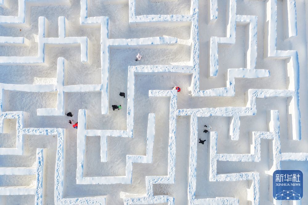 ↑ 1月2日，在黑龙江省同江市俄罗斯风情园，游人在冰雪迷宫里游玩（无人机照片）。新华社发（刘万平摄）