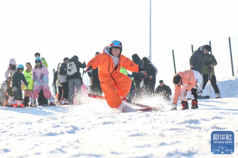↑ 1月2日，人们在江苏省句容市宝华山国家森林公园滑雪场滑雪。新华社发（钟学满摄）