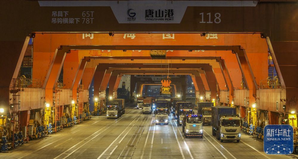 ↑ 1月2日清晨，在河北省唐山港京唐港区集装箱码头，车辆在运输集装箱（无人机照片）。新华社发（刘满仓 摄）