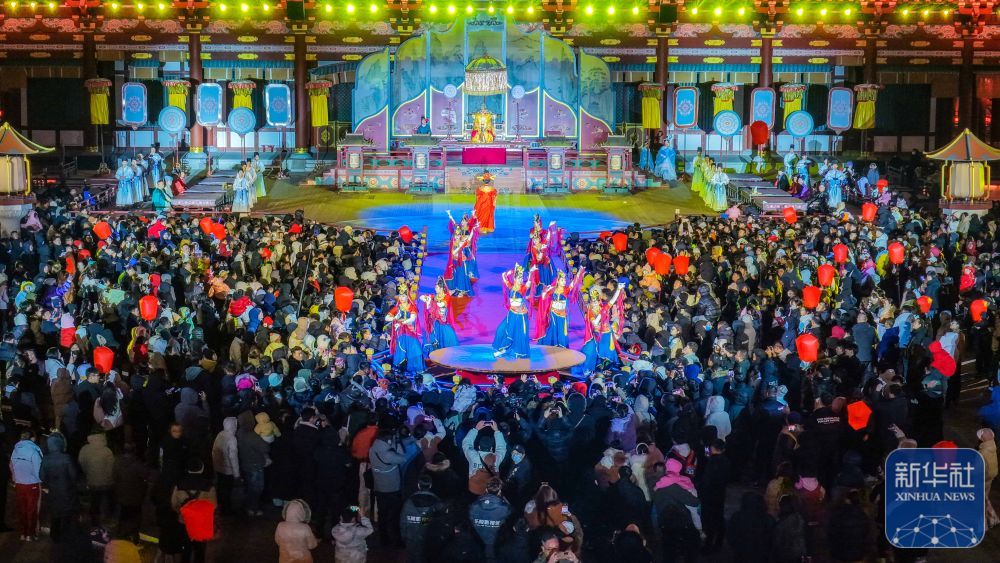 ↑ 1月1日，游客在山东乐陵影视城景区观看表演（无人机照片）。新华社发（贾鹏 摄）