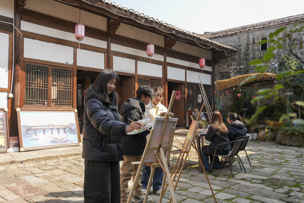 春节期间，游客在黎川古城体验油画创作。（邱世同 摄）