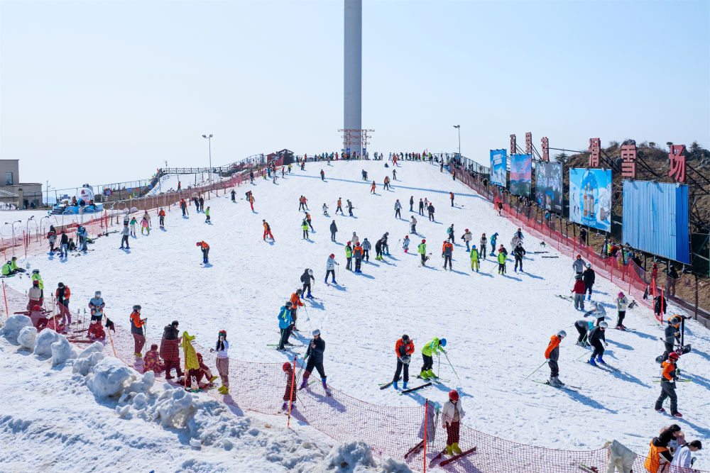 2月21日，游客在湖北省宜昌市夷陵区的百里荒滑雪场体验滑雪。新华社发（张国荣 摄）